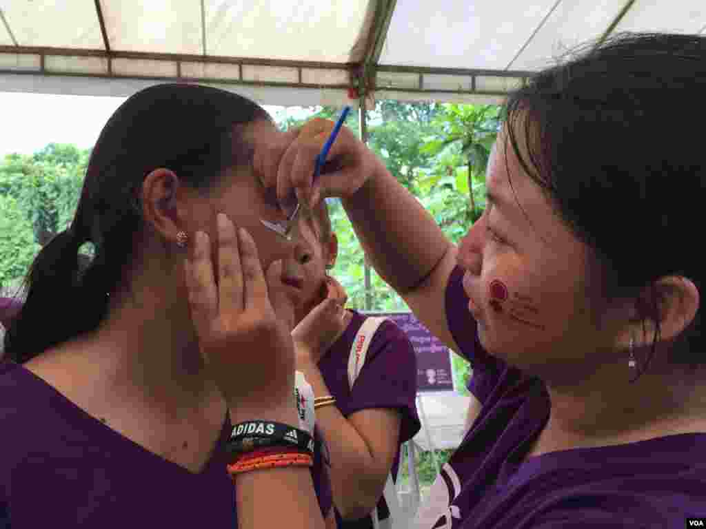 ក្រុម​យុវជន​កំពុង​ចូលរួម​ក្នុង​យុទ្ធនាការ «ទីក្រុង​មាន​សុវត្ថិភាព​សម្រាប់​ស្ត្រី» ជា​លើក​ទី៤ ដោយ​មាន​ការគូរ​មុខ បង្ហាញ​ពី​ការ​គាំទ្រ​ឲ្យ​បញ្ឈប់​ហិង្សា​លើ​ស្រ្តី ក្នុង​បរិវេណ​សាលា​មធ្យម​សិក្សា​គរុកោល្យ​ មត្តេយ្យ​មជ្ឈិម ​នៅ​ថ្ងៃទី៣០ ខែកក្កដា ឆ្នាំ២០១៧។ (កាន