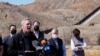El líder de la minoría de la Cámara de Representantes, Kevin McCarthy, habla con la prensa durante una gira de una delegación de legisladores republicanos a la frontera entre EE. UU. y México, en El Paso, Texas, el 15 de marzo de 2021.