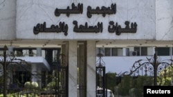 Soladados custodian el hospital militar de Maadi.