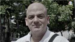 EL taxista venezolano, Ernesto Pirella, conversó con la VOA de la escasez de gasolina en Venezuela. [Foto: Fabiana Rondón].