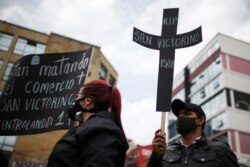 Comerciantes del sector San Victorino usando mascarillas, protestaron en días recientes por las nuevas medidas de cuarentena tomadas por la alcaldía, en medio de un brote de la enfermedad por coronavirus (COVID-19), en Bogotá.