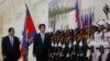 លោក Shinzo Abe​ នាយករដ្ឋមន្ត្រី​ជប៉ុន ដើរ​ត្រួត​ពល​ជាមួយ​លោក​នាយករដ្ឋមន្ត្រី​ហ៊ុន សែន ក្នុង​អំឡុង​ពេល​​បំពេញ​ទស្សនកិច្ច​នៅ​រាជធានី​ភ្នំពេញ កាល​ពី​ថ្ងៃ​ទី​១៦ វិច្ឆិកា ២០១៣។