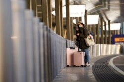 Los viajeros y el personal se mueven por una terminal escasamente poblada en el aeropuerto LaGuardia, el miércoles 25 de noviembre de 2020, en el distrito de Queens de Nueva York.