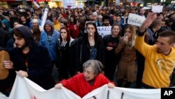 Demonstranti tokom četvrtog "Protesta protiv diktature" šetaju ulicama Beograda (AP Photo/Darko Vojinovic)