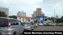 Filas em bomba de gasolina, na capital moçambicana, Maputo. Moçambique, Janeiro 2017