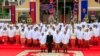 រូបឯកសារ៖ ព្រះបាទ​នរោត្តម សីហមុន្នី អម​ដោយ​លោក​នាយក​រដ្ឋ​មន្ត្រី និង​ប្រធាន និង​សមាជិក​រដ្ឋសភាជាតិ​ទាំង​មូល​។ 