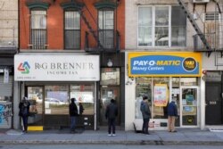 El cierre de negocios en todos los Estados Unidos ha llevado a muchos pequeños empresarios a reducir su personal, enviando a miles al desempleo.