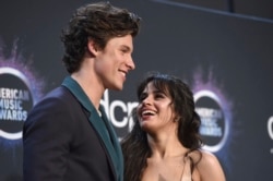 Shawn Mendes y Camila Cabello posan en la sala de prensa con el premio por colaboración del año por "Señorita" en los American Music Awards el 24 de noviembre de 2019, en el Teatro Microsoft en Los Angeles.