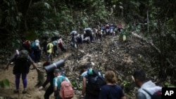 Migrantes cruzan el Tapón del Darién desde Colombia a Panamá con la esperanza de llegar a Estados Unidos, el martes 9 de mayo de 2023.