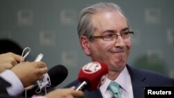  Cuhna, que ha negado reiteradamente haber cometido ninguno de los delitos de los que se le acusa, es el principal líder de la campaña para enjuiciar políticamente a la presidenta Dilma Rousseff por presunta malversación de los fondos federales con el objeto de encubrir déficits.