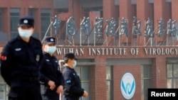 Personal de seguridad vigila fuera del Instituto de Virología de Wuhan durante una visita de un equipo de la Organización Mundial de la Salud encargado de investigar los orígenes del coronavirus, en Wuhan, China, el 3 de febrero de 20