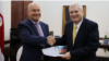 El canciller de Costa Rica, Manuel Ventura (derecha) saluda al nuevo representante residente del Programa de las Naciones Unidas para el Desarrollo, el ecuatoriano José Vicente Troya Rodríguez, en San José, el 29 de abril de 2019. Foto: Cancillería Costa Rica.