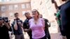 Una partidaria del gobierno en disputa de Nicolás Maduro es arrestada durante una protesta en la Embajada de Venezuela en Washington, el jueves dos de mayo de 2019.