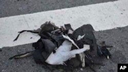 Restos de una mochila negra que contenía una de las bombas.