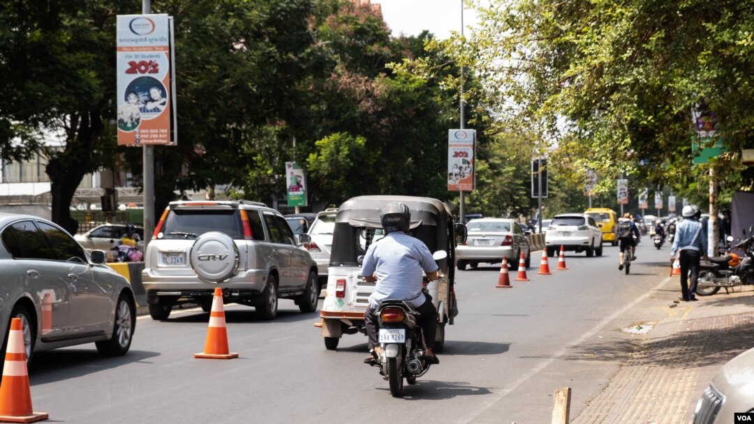 ကမ္ဘောဒီးယားနိုင်ငံ ဖနွမ်းပင်မြို့တွင်း သွားလာနေကြသူများ။ (မေ ၁၊ ၂၀၂၀)