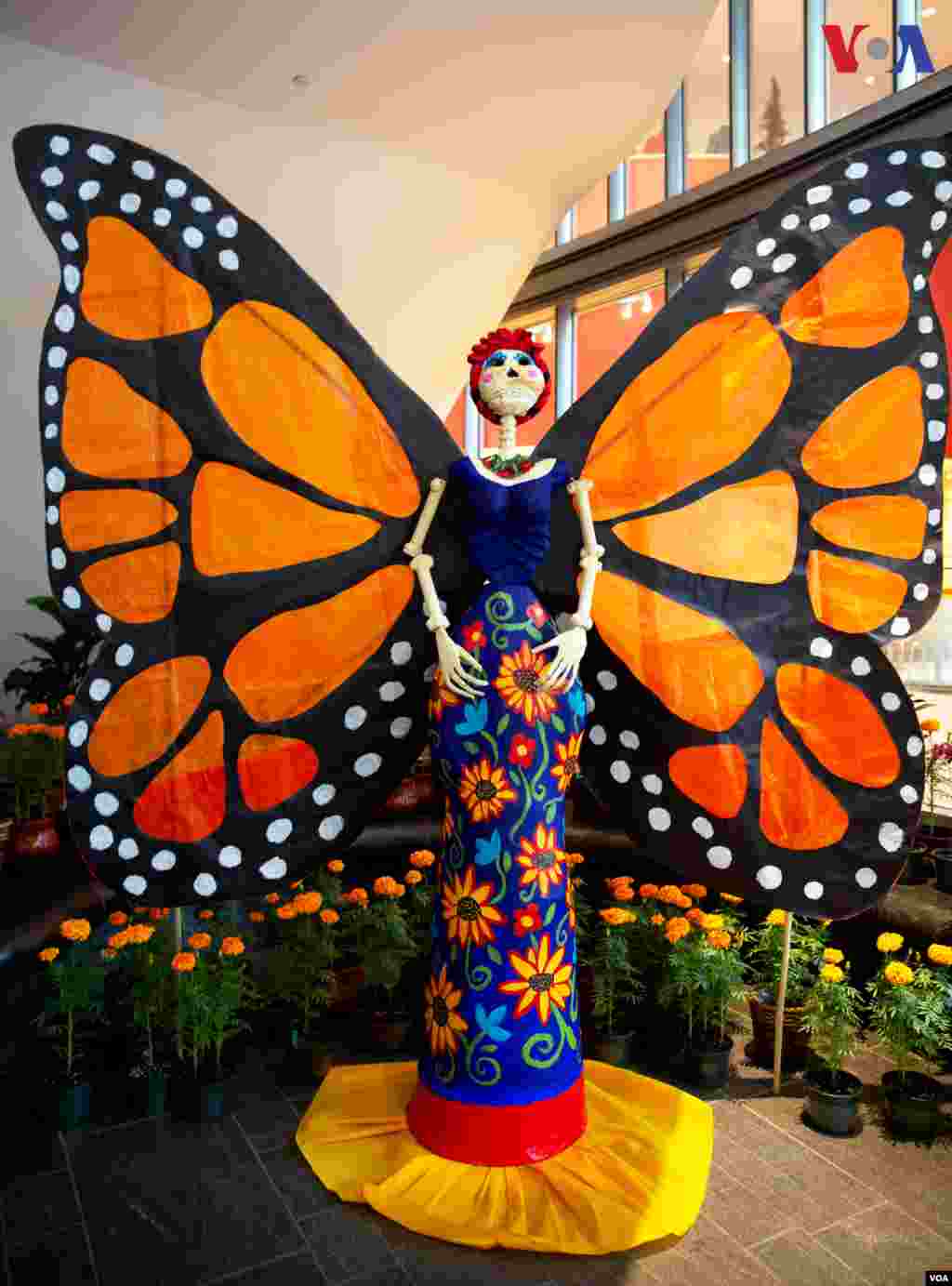 Una &quot;Catrina&quot; de más de 1.7 metros de altura, hecha por la artista Evelyn Orantes (Guatemala).