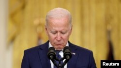 Президент США Джо Байден під час хвилини мовчання у Білому домі на вшанування пам’яті загиблих у Кабулі 26 вересня 2021 р.