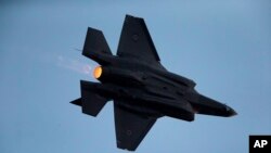 El mandatario estadounidense pidió se examine si es posible modernizar el F-18 Super Hornet.
