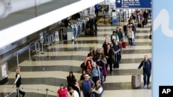 El aeropuerto internacional O´Hare en Chicago registró largas esperas para el chequeo de seguridad de los pasajeros el mes pasado.