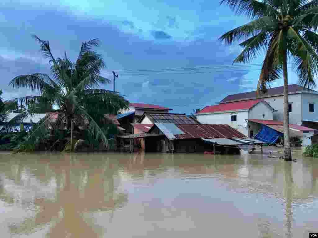 លំនៅដ្ឋាន​ជាច្រើន​ខ្នង​បានជន់​លិច​ដោយ​ការ​បាក់​ទំនប់​អាង​ទឹកមួយ​ឈ្មោះ​ប្រទាក់​ប្រឡា​ ក្នុង​ស្រុក​ទឹក​ឈូ​ ខេត្ត​កំពត​ ថ្ងៃទី​១១ ខែ​សីហា​ ឆ្នាំ​ ២០១៩។ (ហ៊ុល រស្មី​/VOA)