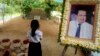 រូបឯកសារ៖ ក្មេងស្រីម្នាក់ឈរនៅក្បែររូបថតរំឭកដល់វិញ្ញាណក្ខន្ធ លោក កែម ឡី អ្នកវិភាគនយោបាយម្នាក់ នៅផ្នូររបស់លោកស្ថិតនៅខេត្តតាកែវ កាលពីថ្ងៃទី២០ ខែវិច្ឆិកា ឆ្នាំ២០១៦។