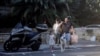 Los israelíes reaccionan en una calle mientras se lanzan ataques con cohetes desde la Franja de Gaza, en Tel Aviv, Israel, el 7 de octubre de 2023. [REUTERS]