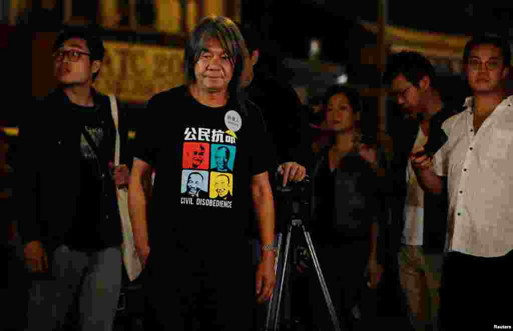 El legislador, activista y uno de los candidatos en las elecciones del consejo de Hong Kong, Leung Kwok-hung frente a un centro de escrutinio, en Hong Kong, China, el 24 de noviembre de 2019.&nbsp;