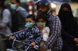 Djeca nose maske u Jakarti, Indonezija, maj 2020.