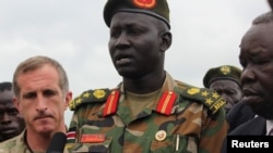El general de brigada Lul Ruai Koang, del Ejército de Liberación del Pueblo de Sudán (SPLA), se dirige a los medios de comunicación sobre el asesinato del periodista estadounidense Christopher Allen, en la morgue del hospital militar, en Yuba, el 29 de agosto de 2017.