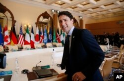 El primer ministro de Canadá, Justin Trudeau, espera el inicio de una mesa redonda de líderes del G7 y socios de Divulgación en el Hotel San Domenico durante una Cumbre del G7 en Taormina, Italia. Mayo 27, 2017.