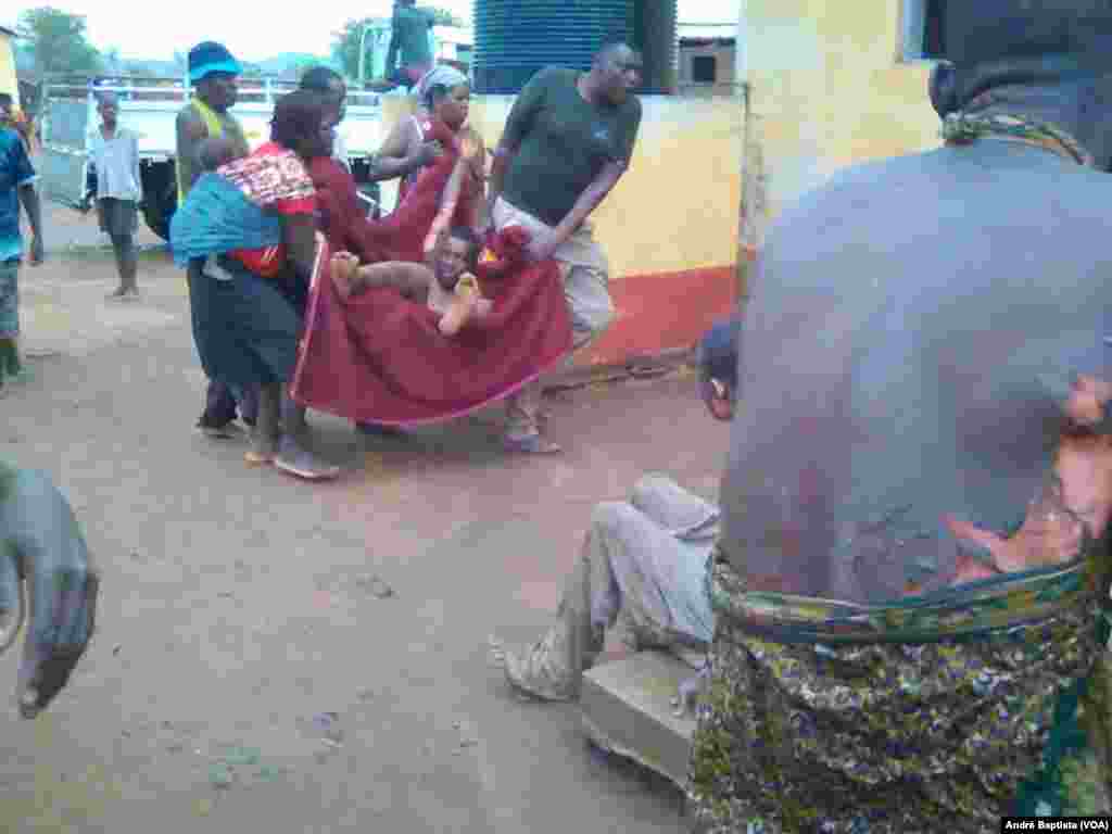 Feridos transportados para o hospital após explosão de camião cisterna de combustível, em Tete, Moçambique. Nov 17, 2016
