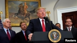 El presidente Donald Trump habla en la Casa Blanca antes de firmar una orden ejecutiva que modifica levemente el plan nacional de cuidado de salud, conocido como Obamacare el jueves, 12 de octubre de 2017.