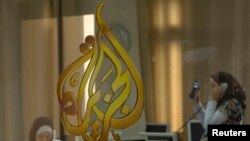 دو تن از خبرنگاران الجزیره در دفتر نمایندگی این شبکه خبری قطری در شهر رام‌الله، کرانه باختری - آرشیو