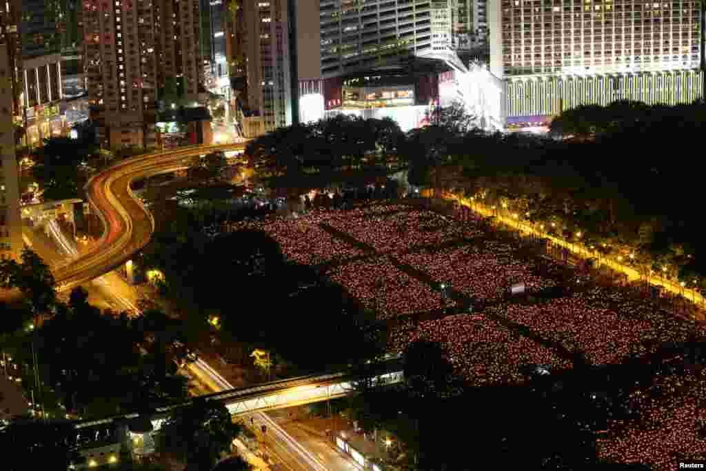 Ribuan orang mengikuti acara &#39;candlelight vigil&#39; di taman Victoria di Hong Kong untuk memperingati insiden pembantaian demonstran di Lapangan Tiananmen di Beijing, 4 Juni 1989.