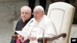 El papa Francisco pronuncia su mensaje en una reunión con los empleados del Vaticano para los saludos navideños, el jueves 21 de diciembre de 2023.