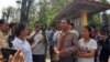 លោកសម វង្សតារ៉ា អតីតចៅសង្កាត់រងទី២ សង្កាត់អូរម៉ាល់ ចាកចេញពីសាលាដំបូងខេត្តបាត់ដំបង កាលពីថ្ងៃទី៨ ខែឧសភា ឆ្នាំ២០១៩។ (ផ្តល់ដោយអង្គការលីកាដូប្រចាំខេត្តបាត់ដំបង)