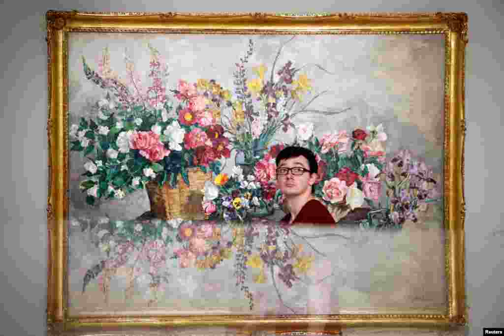 Seorang pengunjung melewati lukisan &quot;Various Flowers&quot; karya pelukis Pyotr Konchalovsky di museum seni di Moskow, Rusia.