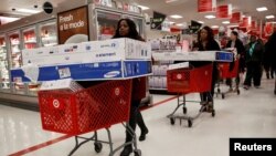 Archivo - Clientes en una tienda Target, en Brooklyn, Nueva York. 