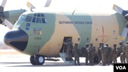 Botswana soldiers board a Botswana Defence Force plane to Mozambique, 26 julho 2021, (Mqondisi Dube/VOA)