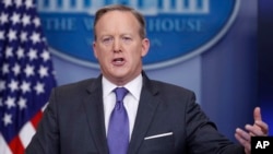 El portavoz de la Casa Blanca, Sean Spicer dijo que solo se detuvieron a 109 personas para revisar más a fondo su documentación y garantizar que no representen un peligro para el país.