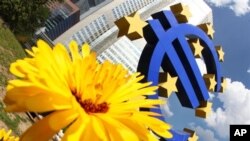 La confianza del consumidor en los 17 países que usan el euro como moneda común subió a -17,4 puntos en julio, desde -18,8 puntos de junio.