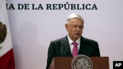 El presidente mexicano, Andrés Manuel López Obrador, habla durante una ceremonia que marca el tercer aniversario de su elección presidencial en el Palacio Nacional en Ciudad de México, el 1 de julio de 2021.