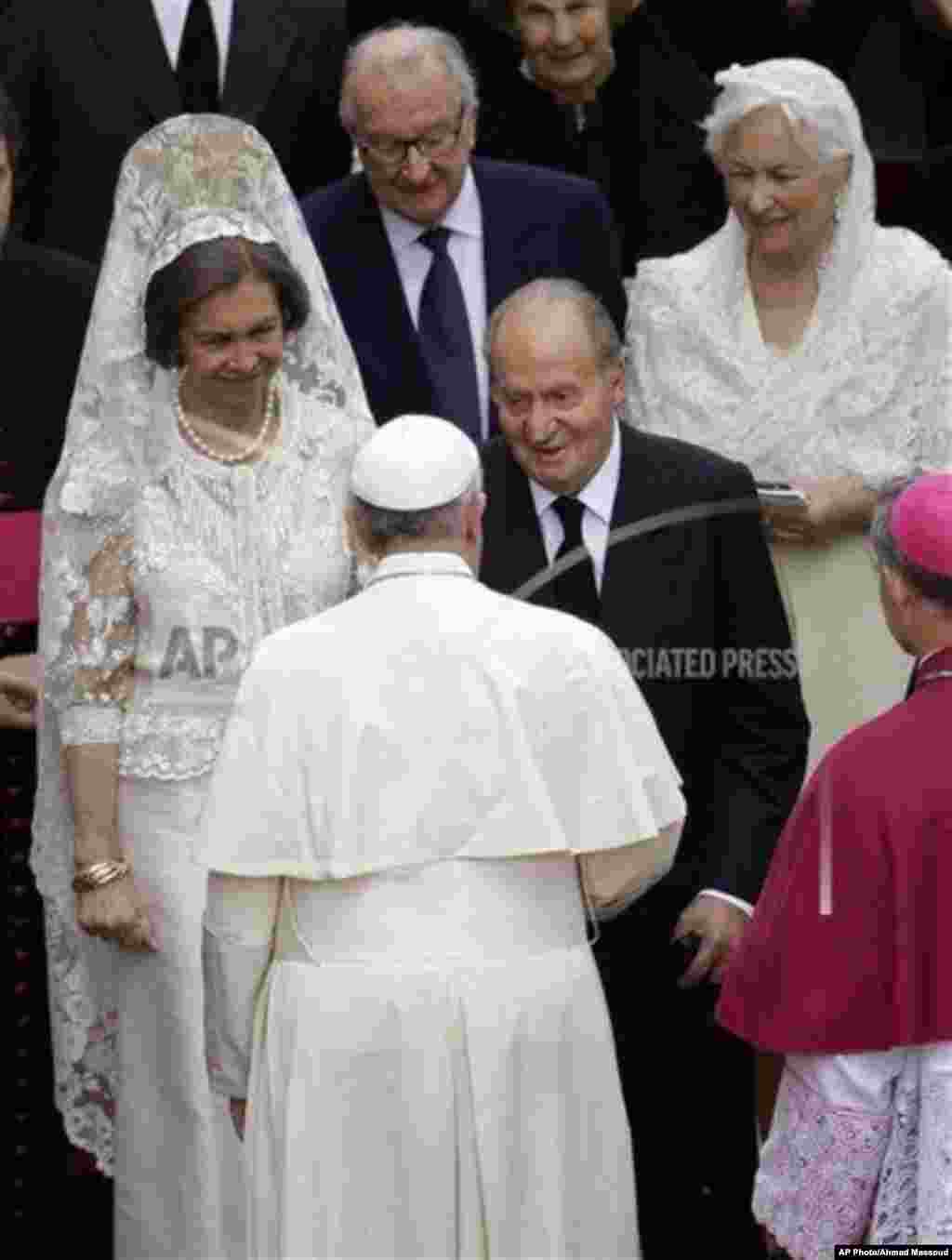 Los reyes de España, Don Juan Carlos y Doña Sofía, saludan al Papa.