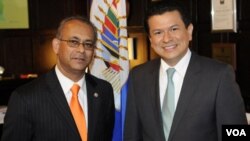 El secretario general adjunto de la OEA, Albert R. Ramdin, y el ministro de Relaciones Exteriores de El Salvador, Hugo Martinez, tras la firma del acuerdo.