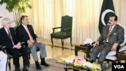 Los congresista estadounidenses sostuvieron conversaciones con el primer ministro paquistaní, Yousuf Raza Gilani.