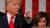 El presidente de EE.UU., Donald Trump, se dirige a los asistentes al congreso mientras que la presidenta de la Cámara de Representantes, Nancy Pelosi, baja la mirada durante el discurso del Estado de la Unión celebrado el 4 de febrero de 2020.