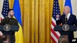 El presidente de Estados Unidos, Joe Biden, a la derecha, se dirige directamente a su homólogo ucraniano, Volodymyr Zelenskyy, durante una rueda de prensa conjunta en la Casa Blanca, el 21 de diciembre de 2022.