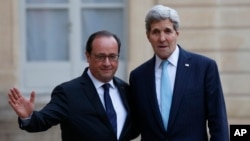El presidente de Francia, Francois Hollande y el secretario de Estado estadounidense John Kerry, se reunieron este martes en París.