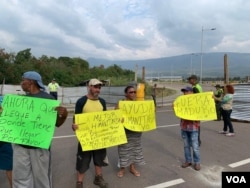 Venezolanos agradecen la ayuda que está llegando de EE.UU. e instan al gobierno en disputa de Nicolás Maduro que permitan el acceso de los paquetes con suministros de alimentos y medicinas.