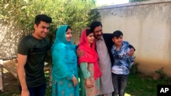 Malala Yousafzai (centro) es vista durante la visita a Mingora, su ciudad natal en Pakistán, el sábado, 31 de marzo, de 2018.